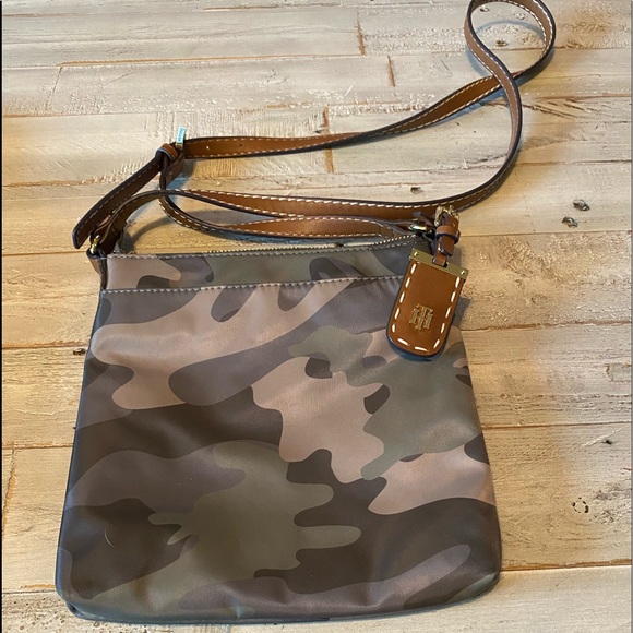 ❤️SOLD❤️Tommy Hilfiger Crossbody Bag Purse Camouflage RN 77806 CA 50900 - Picture 5 of 9